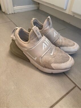 Nike Airmax 270 sneakers size kids 7Y white silver grey slip on